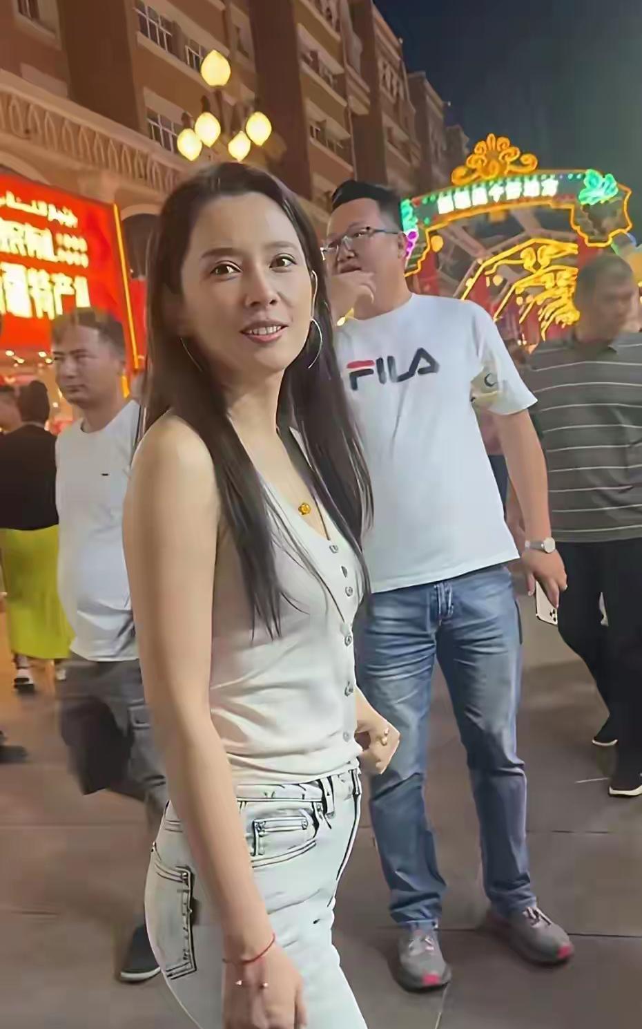 森林北，路 人视角下，滤镜碎了一地。与直播间美若天仙的形象相比，还是有些差距的。