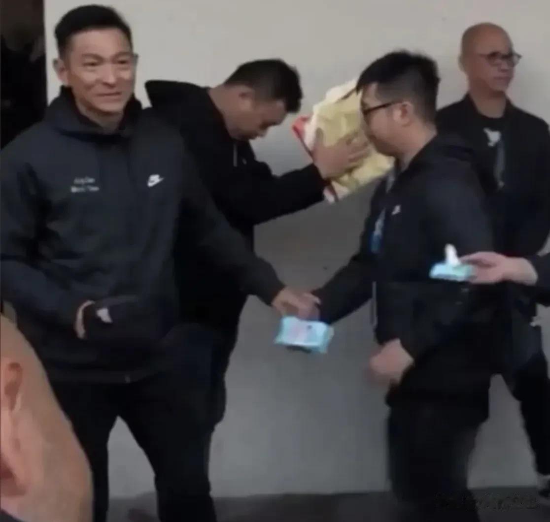 在网上，黎明的粉丝及刘德华的粉丝往往闹得不可开交，谁都不服谁，但黎明和刘德华两人