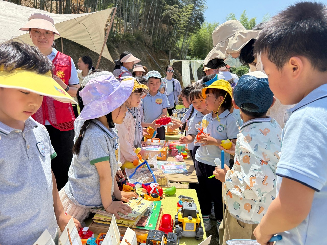 宁波萌娃义卖温暖星星的孩子 近日，宁波市江北区海外滩幼儿园的孩子们当“小掌柜”，