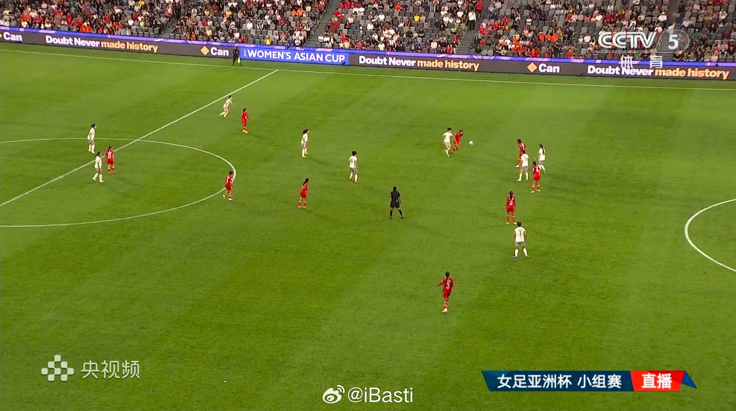 这解说行不行啊……这个越位的意思是，孟加拉球员触球的那下不构成球权转换（确实是这