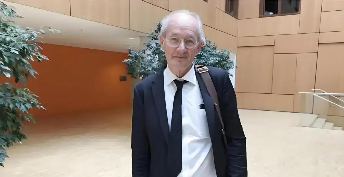 阿桑奇的父亲约翰·希普顿最近说了些关于美国的狠话，直指美国创新能力下降，只会阻碍