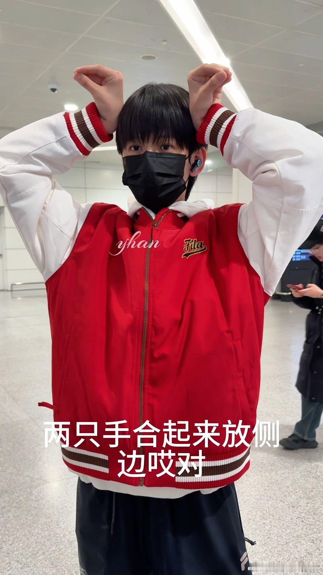 林子烨饭撒给我看笑了 林子烨学蝴蝶结饭撒的样子太可爱！面对粉丝的指导，他眼里满是