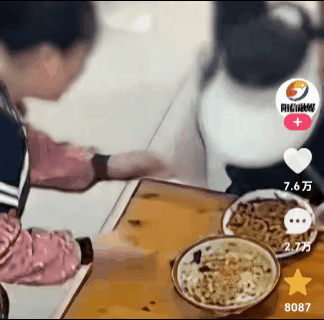 这位女子火了！近日，一位头带鸭舌帽的女子正确一面馆低头吃饭，老板给她上菜时，看到
