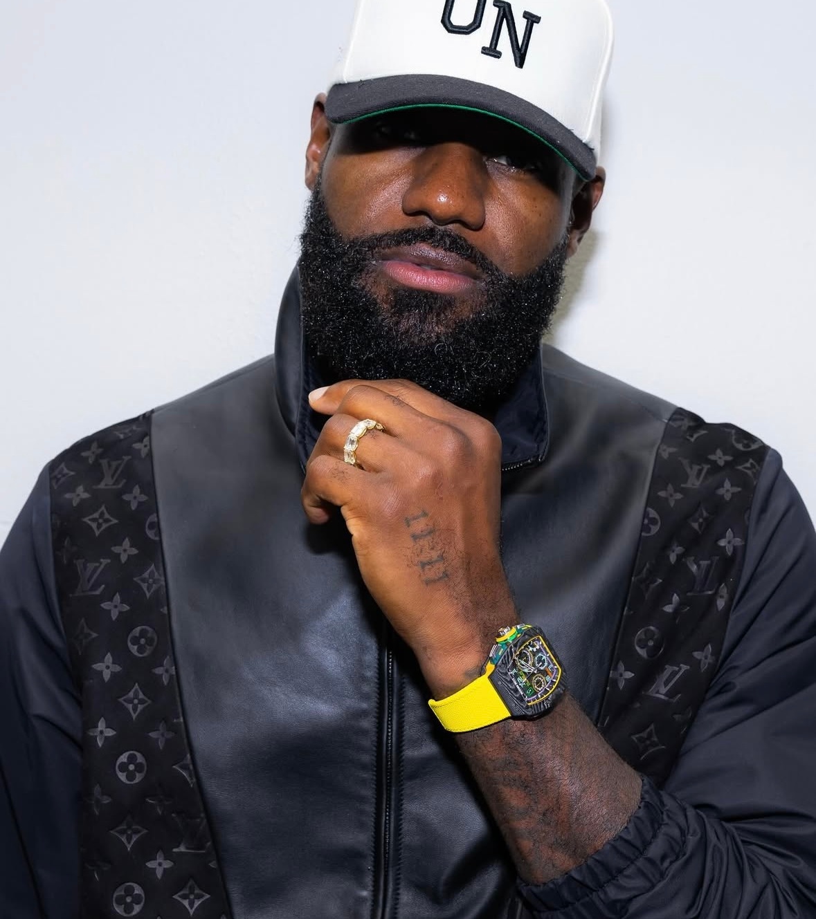 詹姆斯因左脚关节炎，今日比赛出战成疑。 