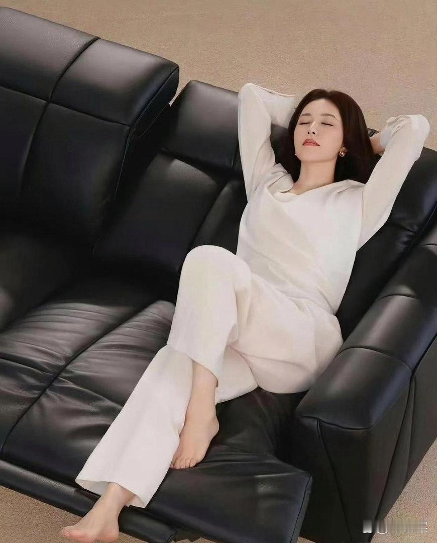 曾黎的颜值实在太过出众，美得极具辨识度，属于难得一见的大美女。 ​​​