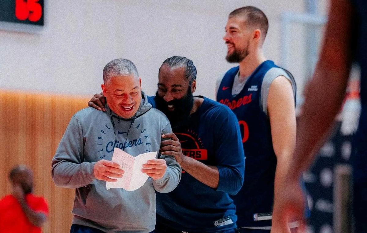 快船这队，老将堆成山，年轻娃没地儿站。
莱昂纳德喘气都像在扛麻袋，乔治转身慢半拍