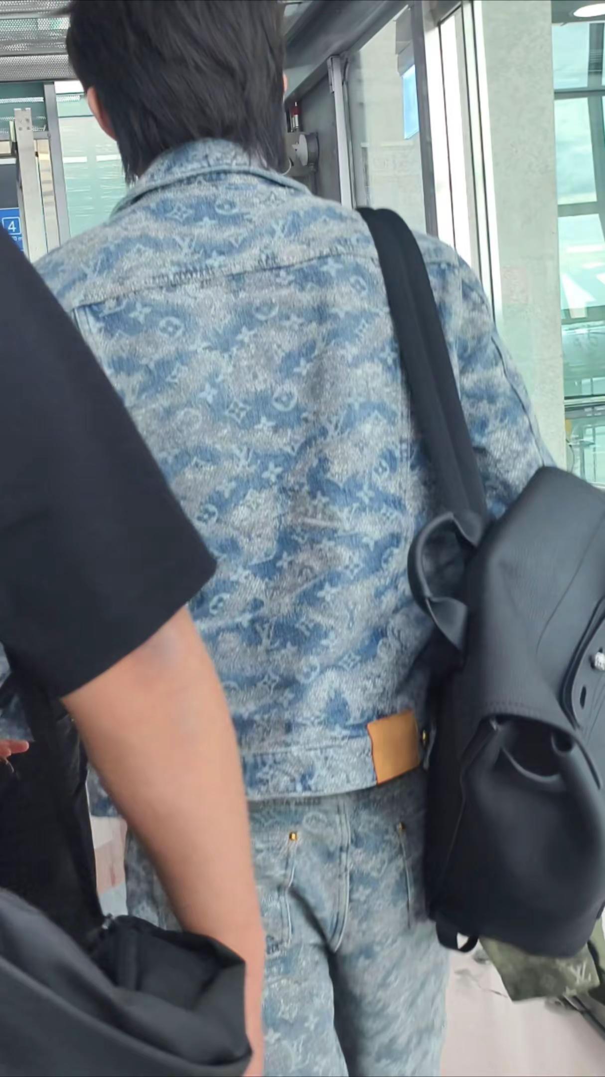 看完今天云小宝的单人直播，感觉有些变了，也有些还没变～回顾相册，每次相见留下的背
