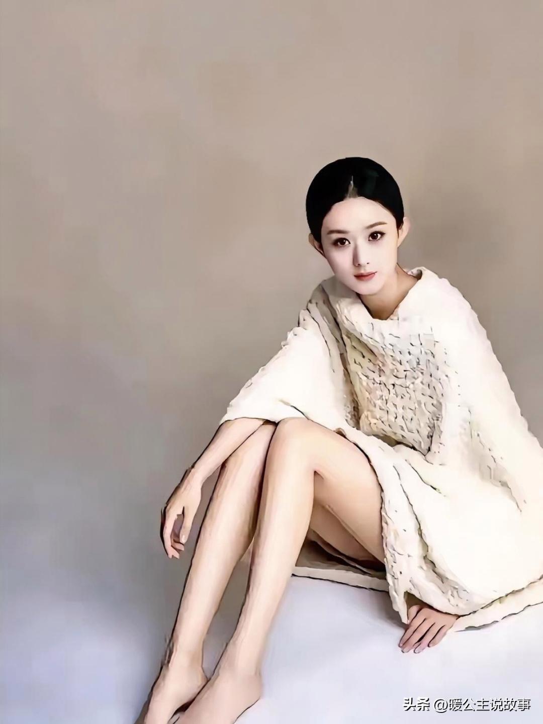 赵丽颖，美，这脚是娱乐圈最完美的脚吧！小巧玲珑的，你们看看是不是呢？