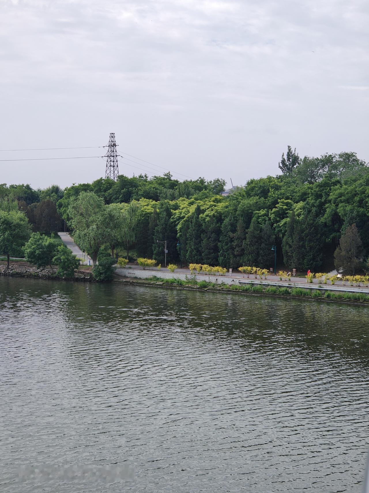 原东六环桥上看北运河风景确实独好！如今这里变身“空中公园”——京华福满园（福园）