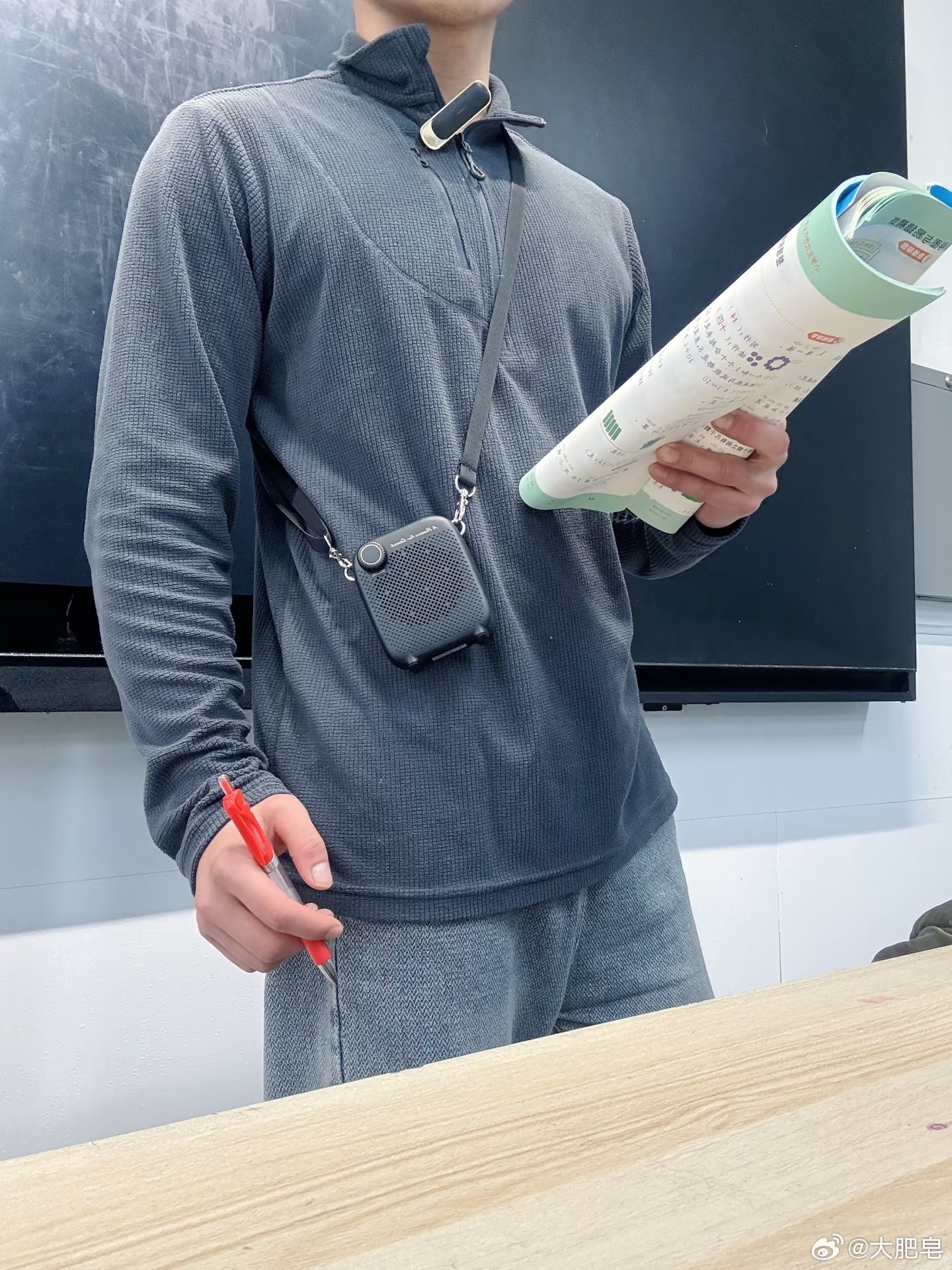 老师标配的小蜜蜂该用还是该禁 我是个30岁中登，在我小的时候就已经有老师用小蜜蜂