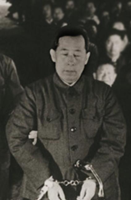 他是改革开放以后，第一个被枪毙的县委书记，叫王仲。
王仲也是老革命了，1947年