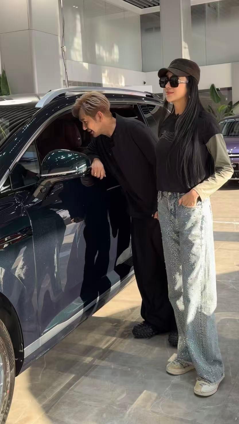 新华AUTO:陈浩民蒋丽莎现身昊铂上海门店 官方暖心互动引关注近日，艺人陈浩民与