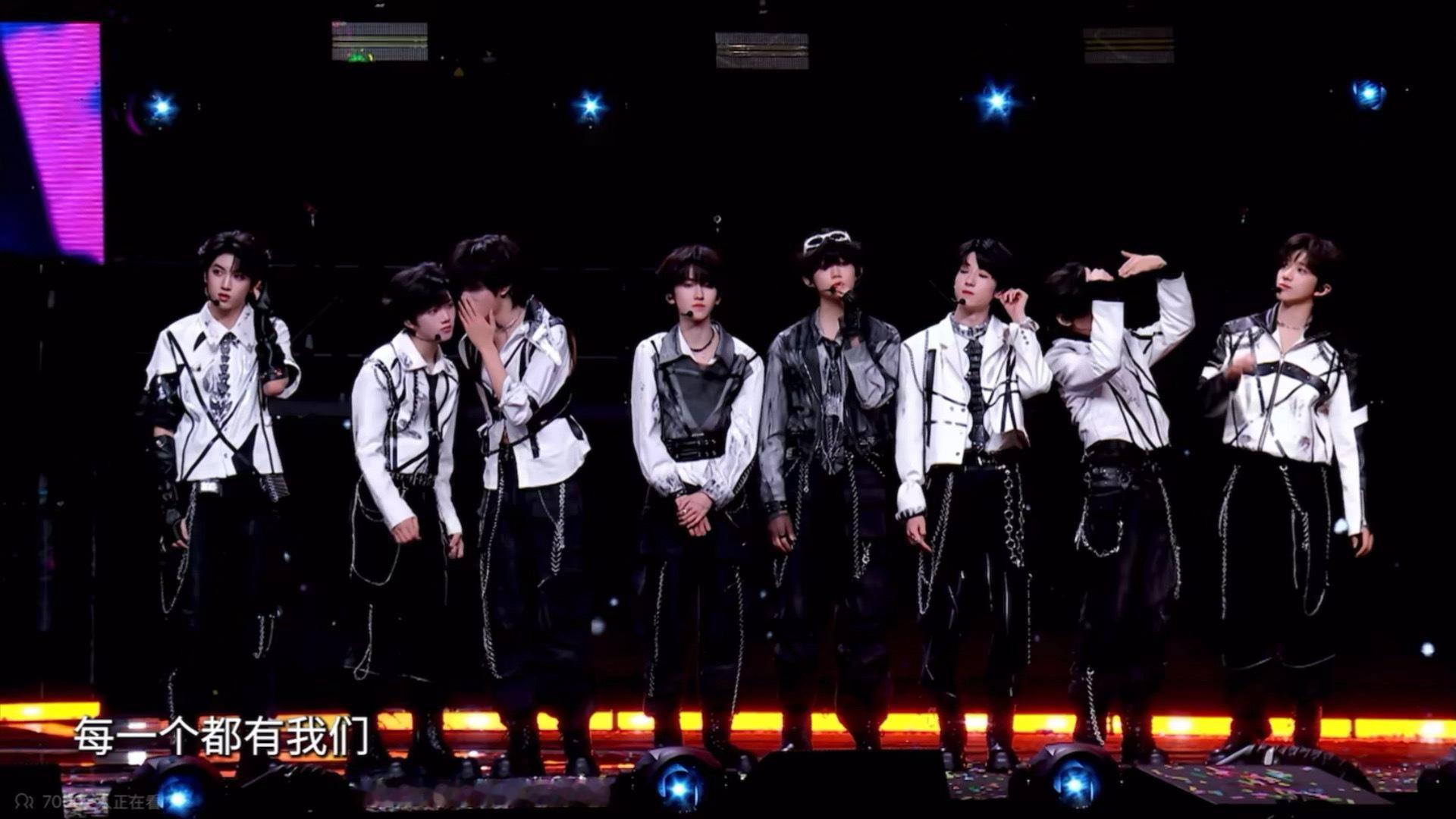 王橹杰超大声音的悄悄话 哈哈哈怎么回事啊在说悄悄话呢王橹杰也没想到悄悄话被全开麦