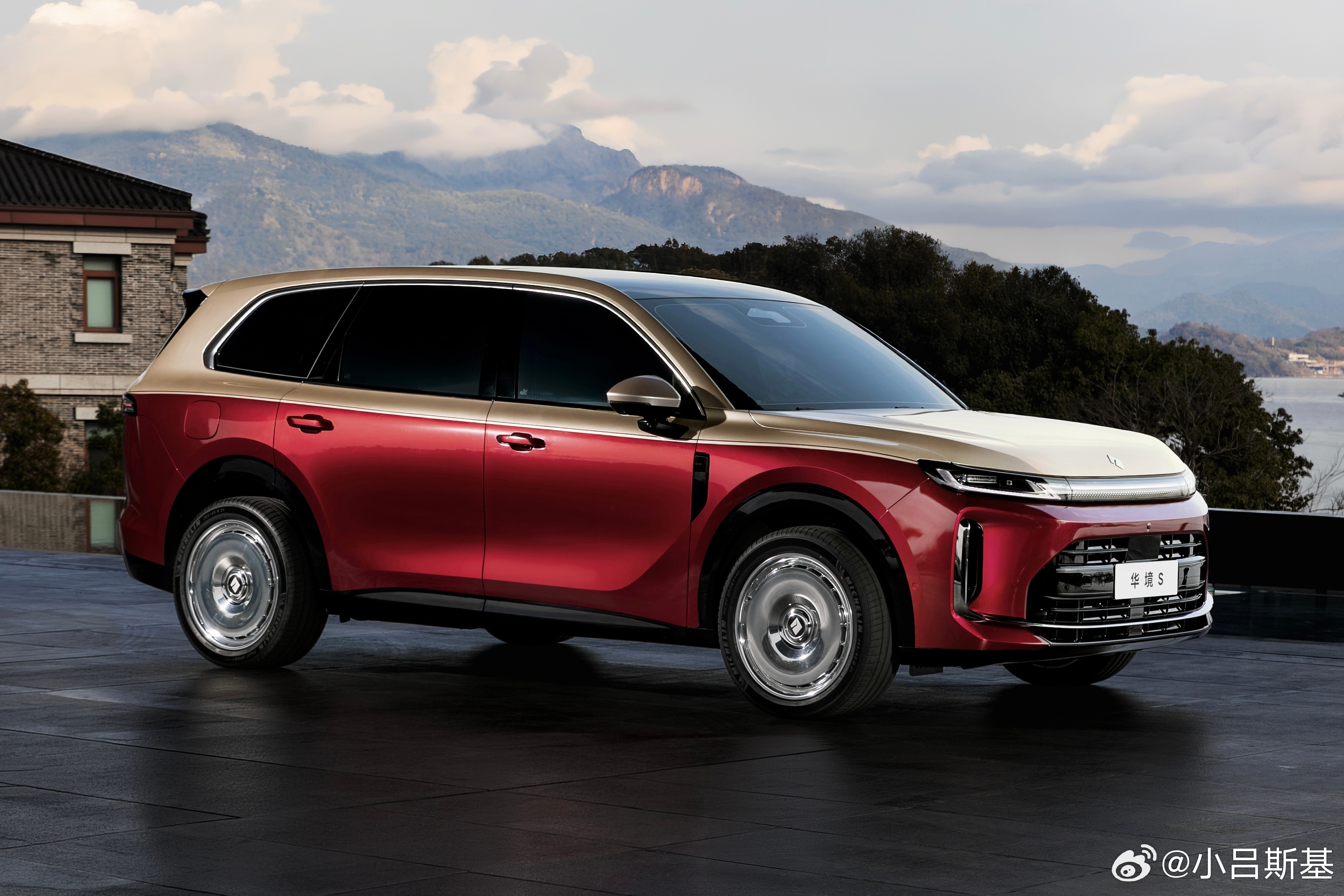 所以，现在车企为何这么喜欢给大SUV搞“红色+浅色双拼色、配大饼轮”图1-2今天