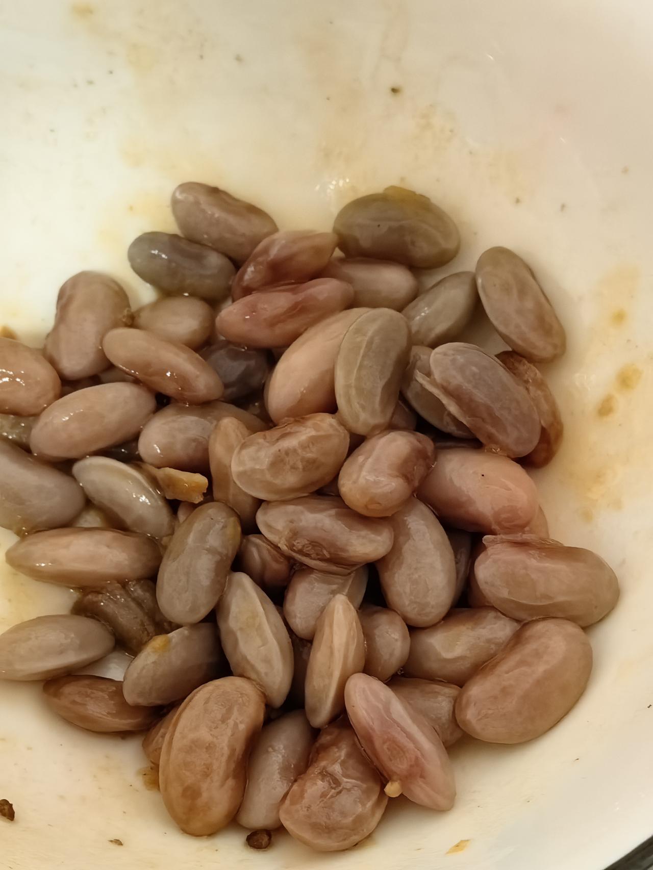 朋友给了一些芸豆，有个小惊喜，炖好以后发现这些芸豆里的豆粒还算饱满，大部分都脱离