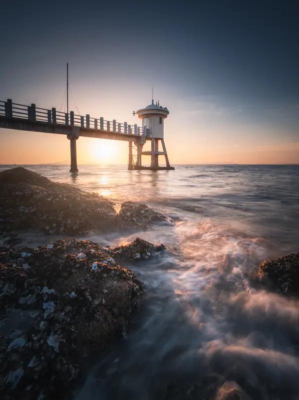 “每一次在困境中的咬牙坚持，都是在为未来的高光时刻积攒能量。”生活中难题如潮水般