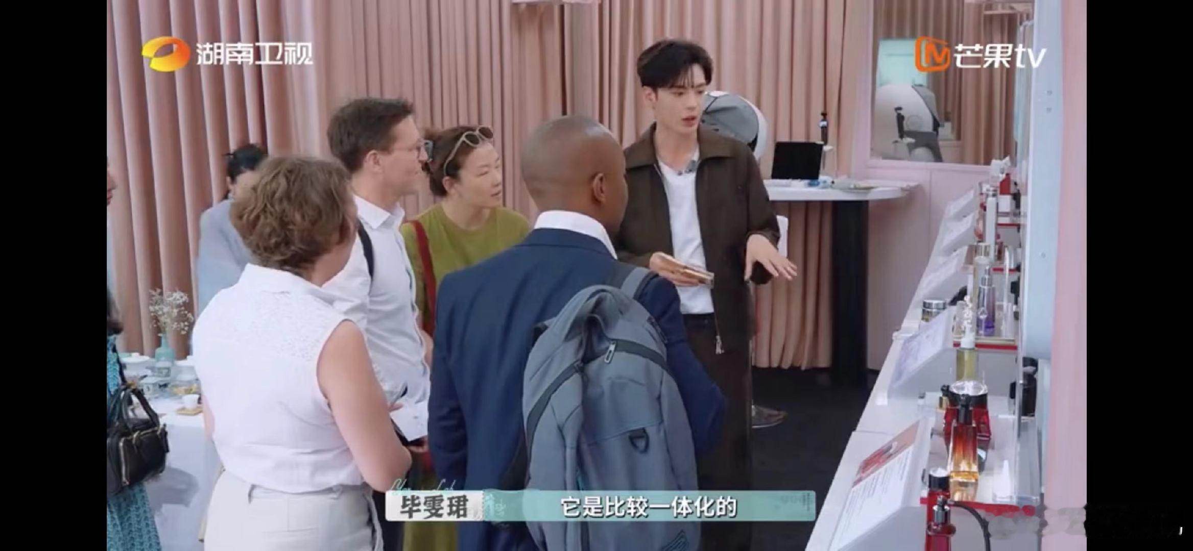 毕雯珺[超话]毕雯珺熬过的夜都算数毕雯珺也太让人惊喜了！开业首日面对顾客提问游刃