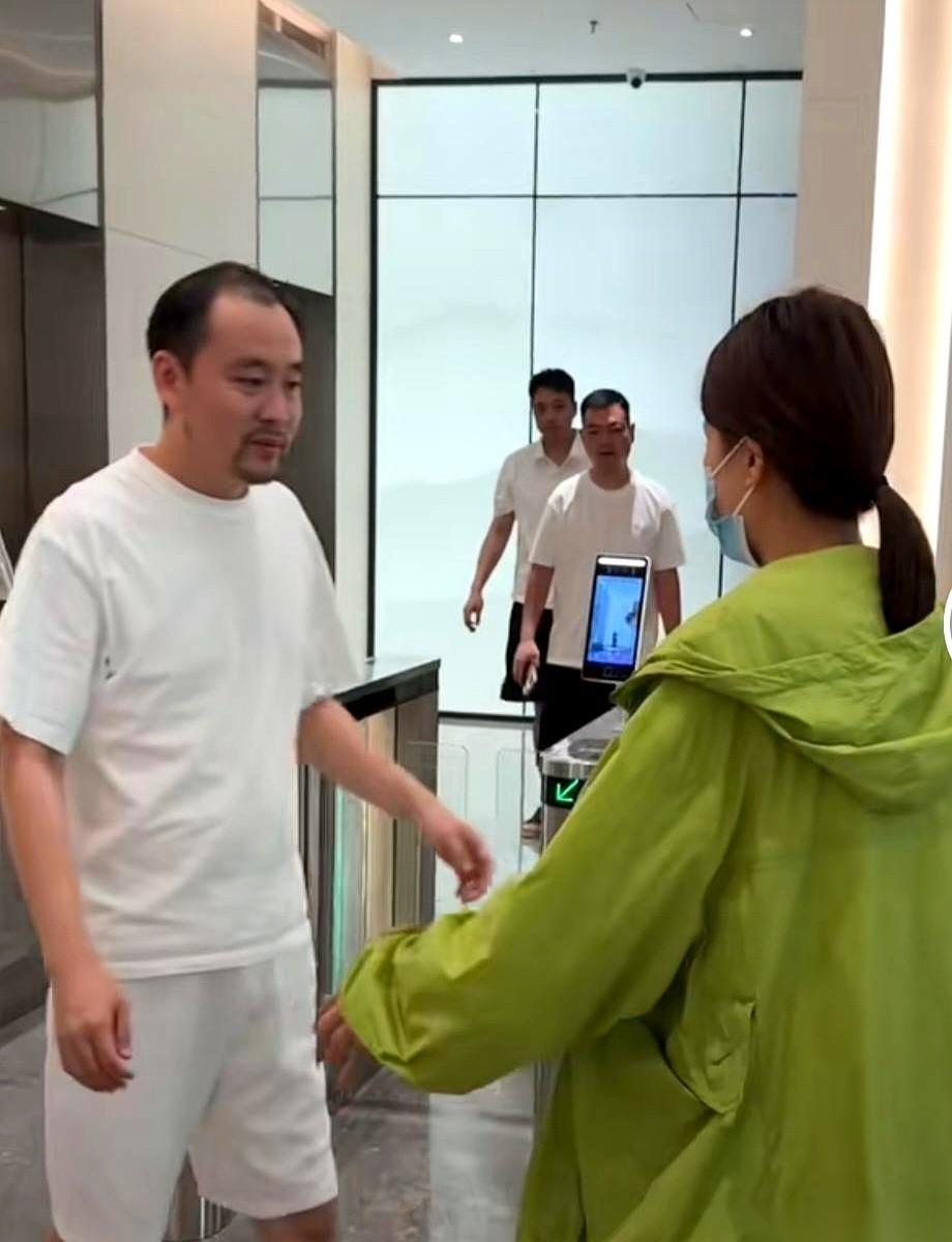 孩子的生日，是姥姥的忌日。
听说，这孩子从来不过生日。
你说这叫什么事儿啊。
一