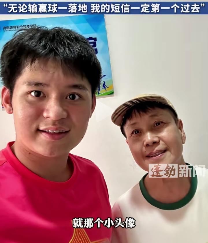 林诗栋赛场摘荣光，不忘引路人
 
比赛尘埃落定，林诗栋顾不上休整，第一时间拍下奖