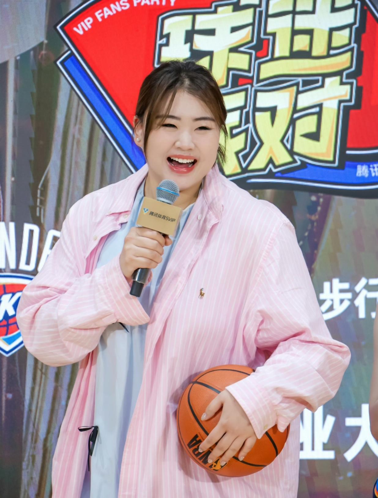 网上质疑这次女篮国家队在联赛期间集训！
其实我觉得这一次真的没必要质疑！

首先