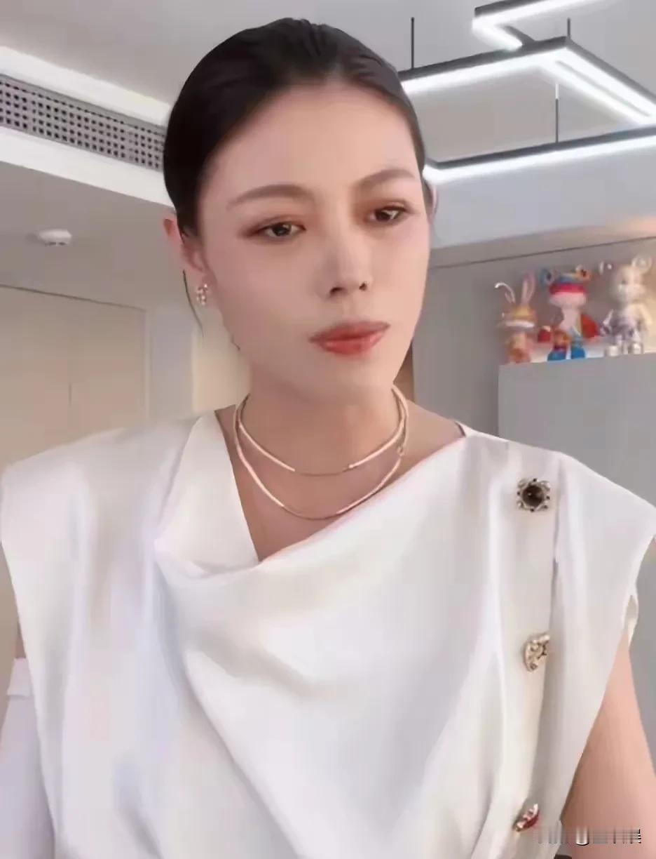 葛荟婕，哭了！
近日，葛荟婕在直播间中哭了，不是因前男友汪峰，而是因女儿熙熙！