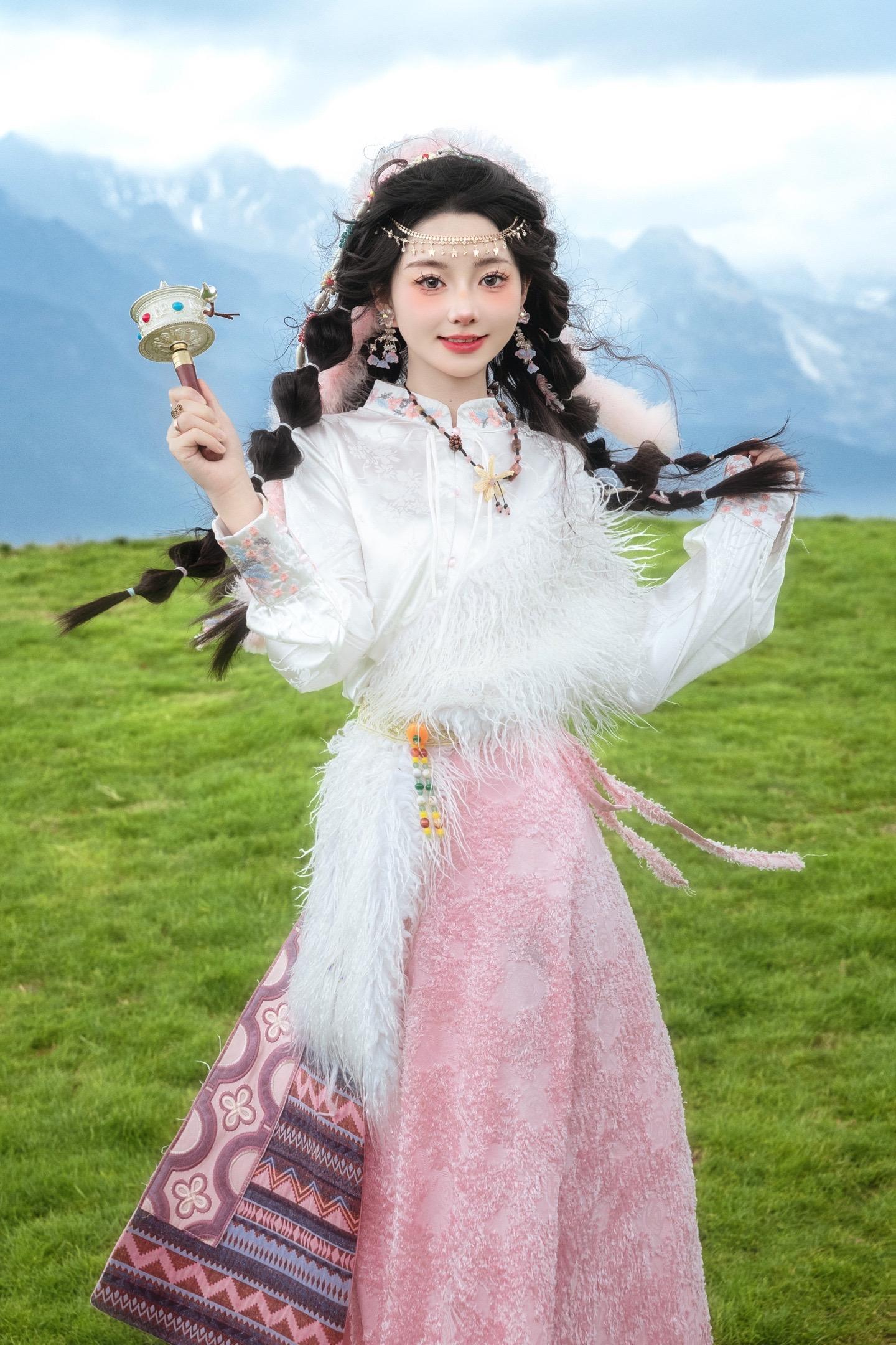 自由的灵魂 从不困于无风的地方，总要来趟丽江吧，当一日自由自在的藏族小卓玛