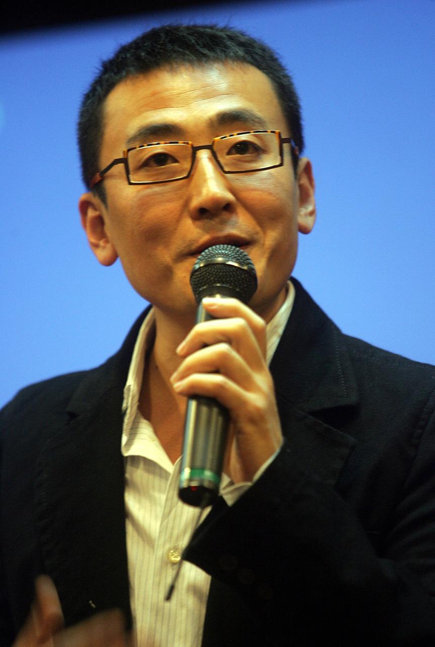 一段非常现实的话：“只要你亲手伺候过一个屎尿屁都不能自理的老人，哪怕只有两个月，