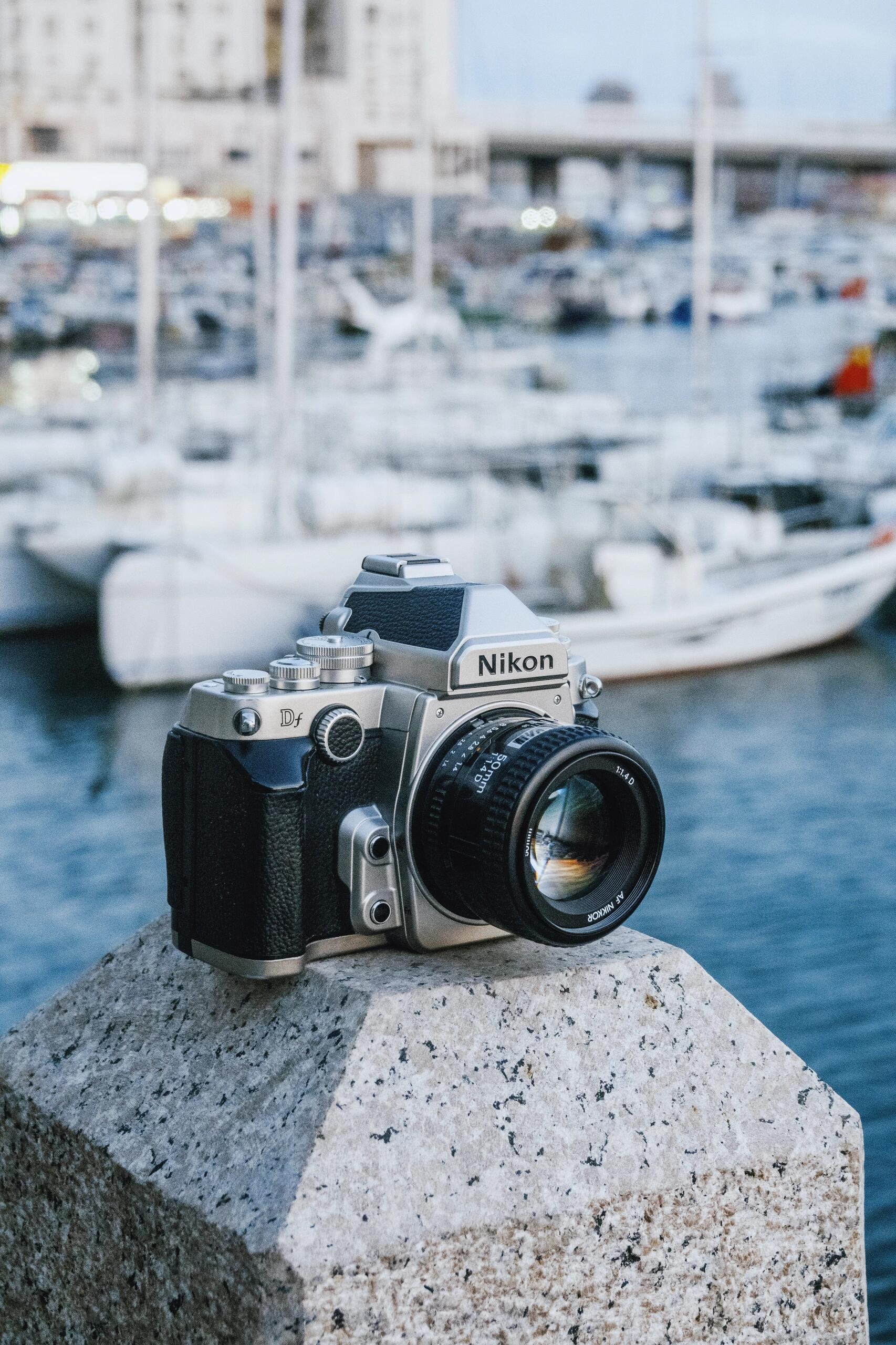 尼康最帅单反相机尼康DF尼康Df于2013年发布，其核心理念是 “回归摄影本源”