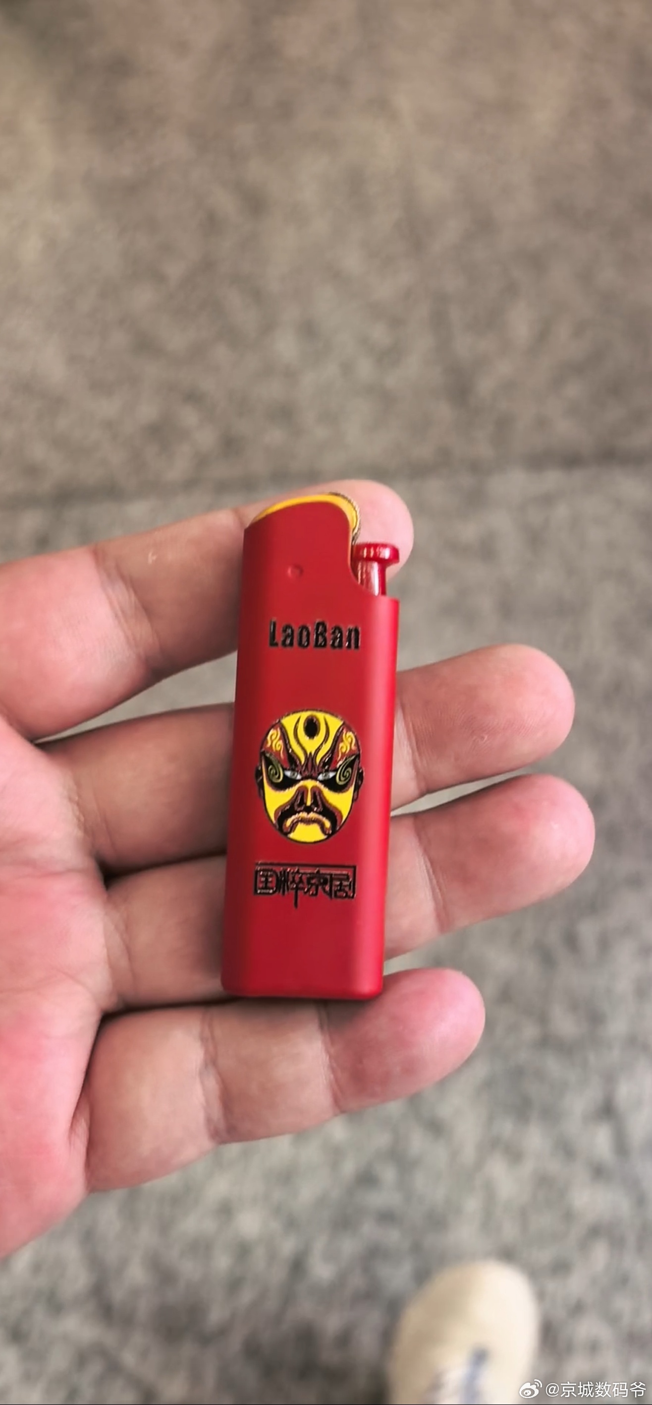 下了飞机第一件事，花5块买个打火机 成都·成都双流国际机场