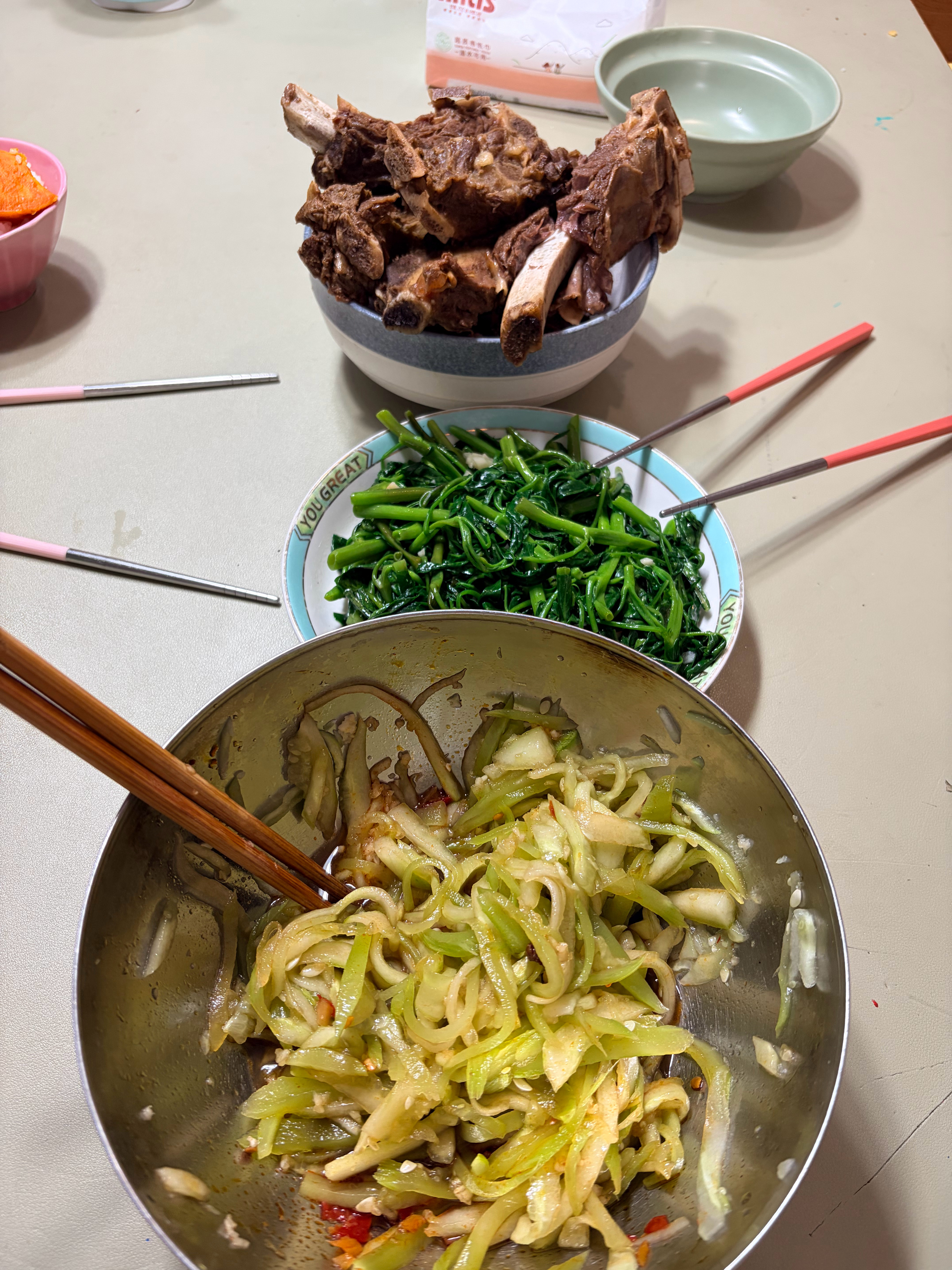 这是我家的三人餐，还算健康吧，炖的牛肋排是一点汤都没有只捞了肉。 
