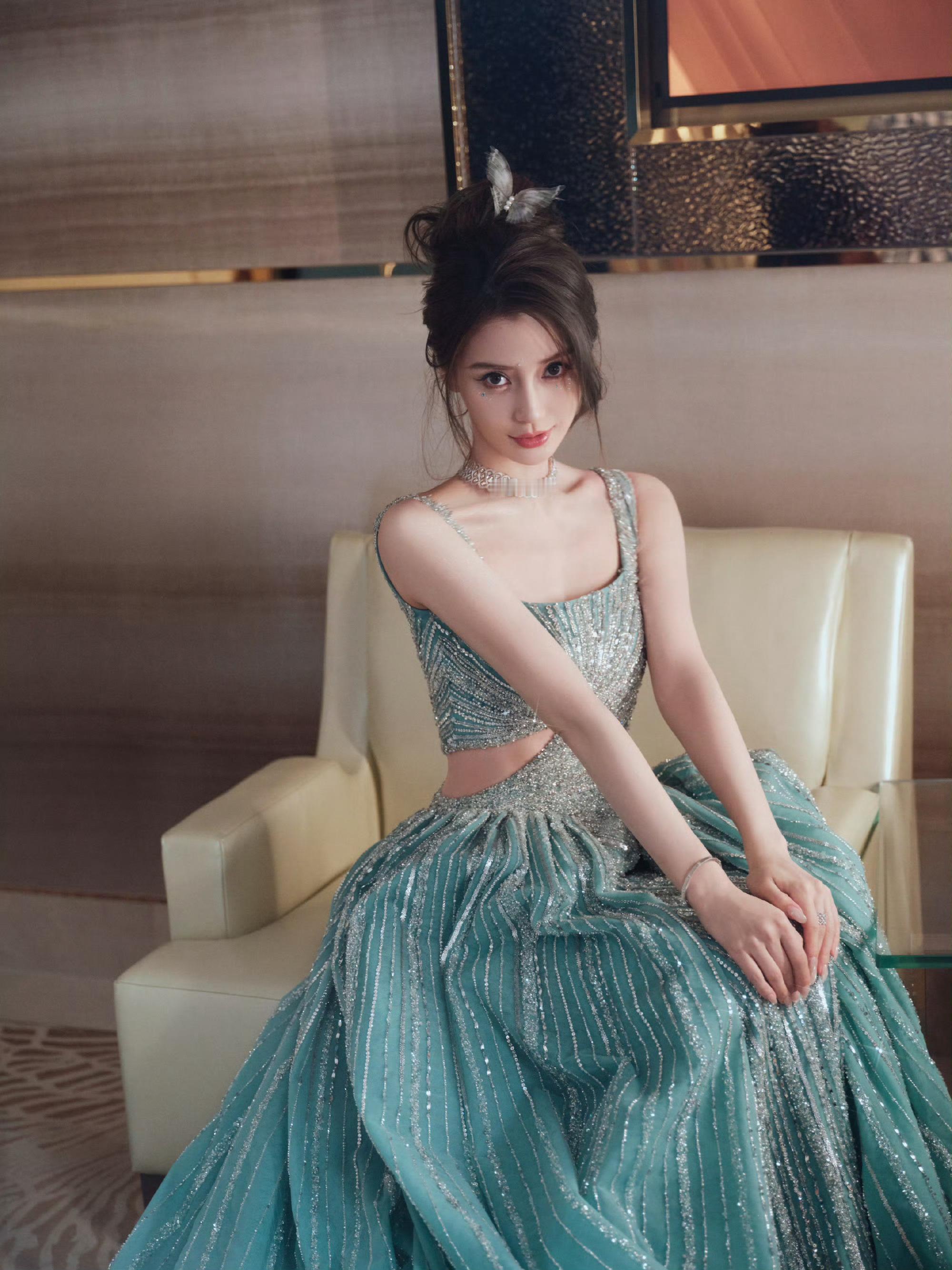 杨颖Angelababy礼服｜Tony Ward 2025春夏高定绿色闪钻吊带裙