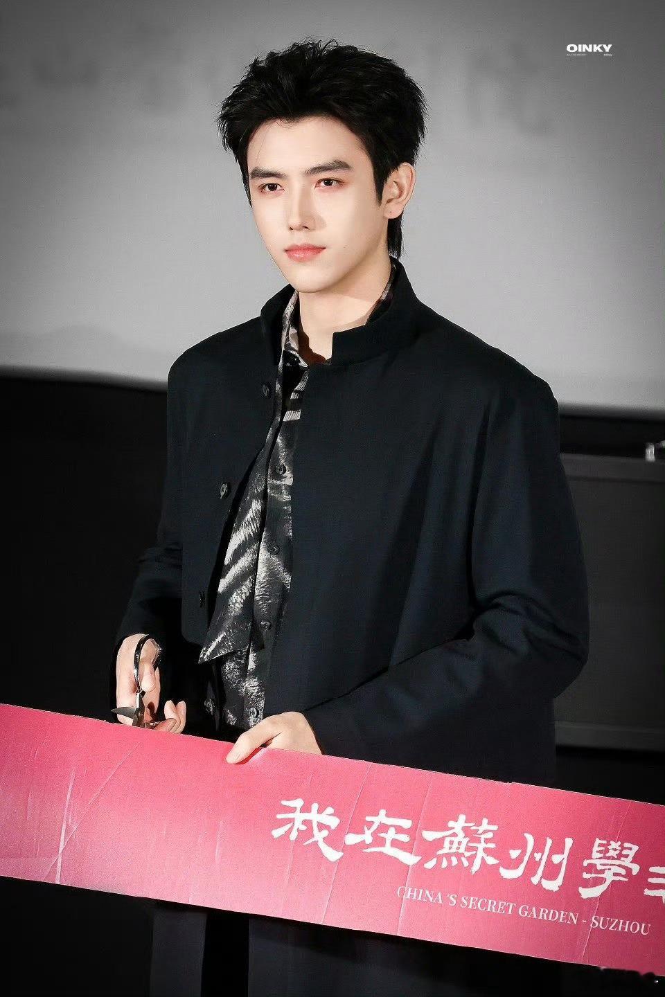 陈飞宇回头挥手这一下坐在陈飞宇后面是什么体验 这造型太可了！回头挥手那一下太杀，