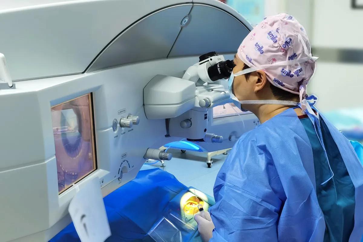 中科院新研发的眼科手术机器人可太牛了，眼底注射成功率直接做到100%，手术精度也