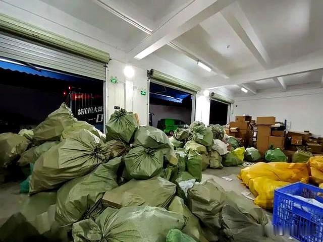 退货率高被拉黑，央媒：两地因退货率高被拉黑，恶意退货与地域限购边界在哪？
近日，