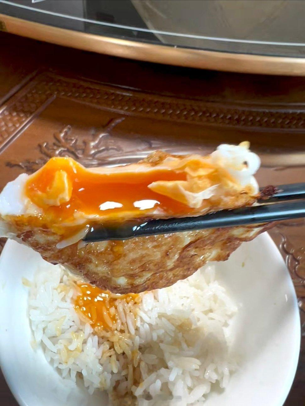 鸡蛋煎至七分熟，蛋黄将凝未凝。母亲说：“这是最恰到好处的时刻。”我盯着颤动的溏心