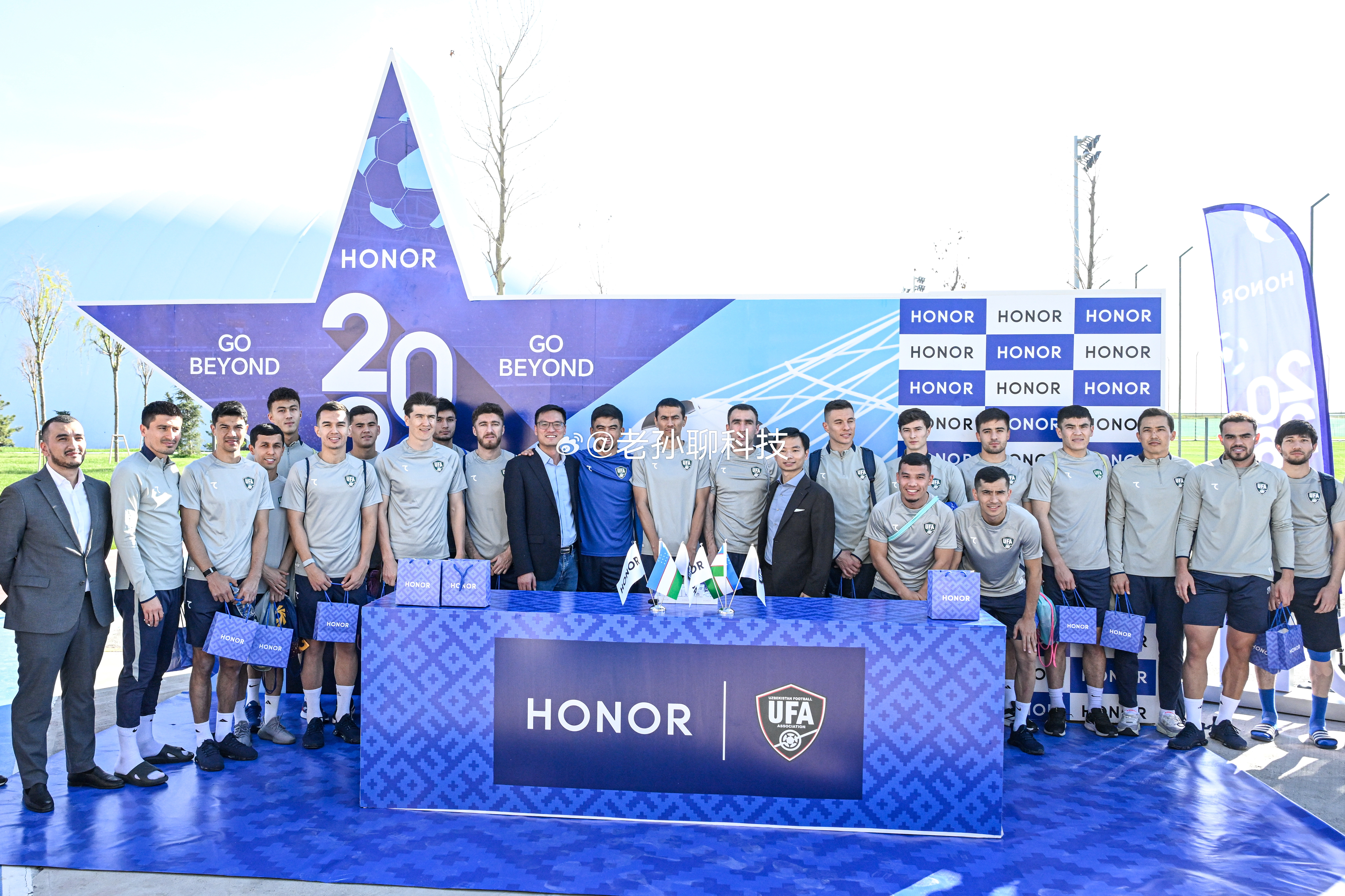 好家伙，荣耀又在国外布局了荣耀宣布与乌兹别克斯坦国家足球队达成合作，在中亚开始布
