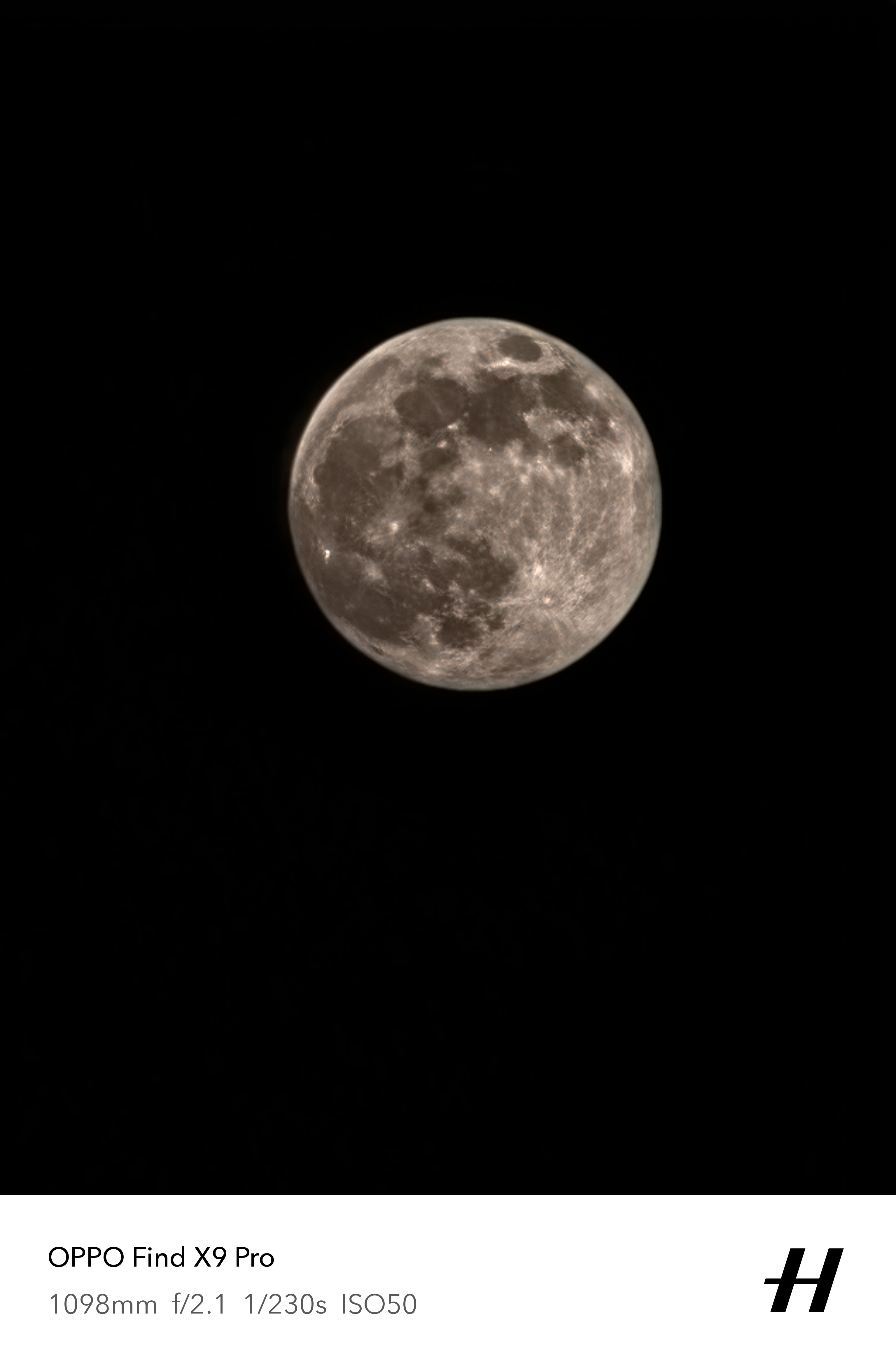 月亮随手拍了一张，是比平常更大更圆啊，现在手机拍月亮越来越强了，很立体自然，当然