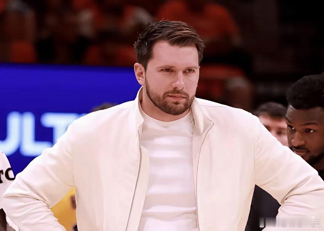 完了！东契奇或赛季报销。名记shams在节目中透露，东契奇恢复缓慢，若湖人晋级，