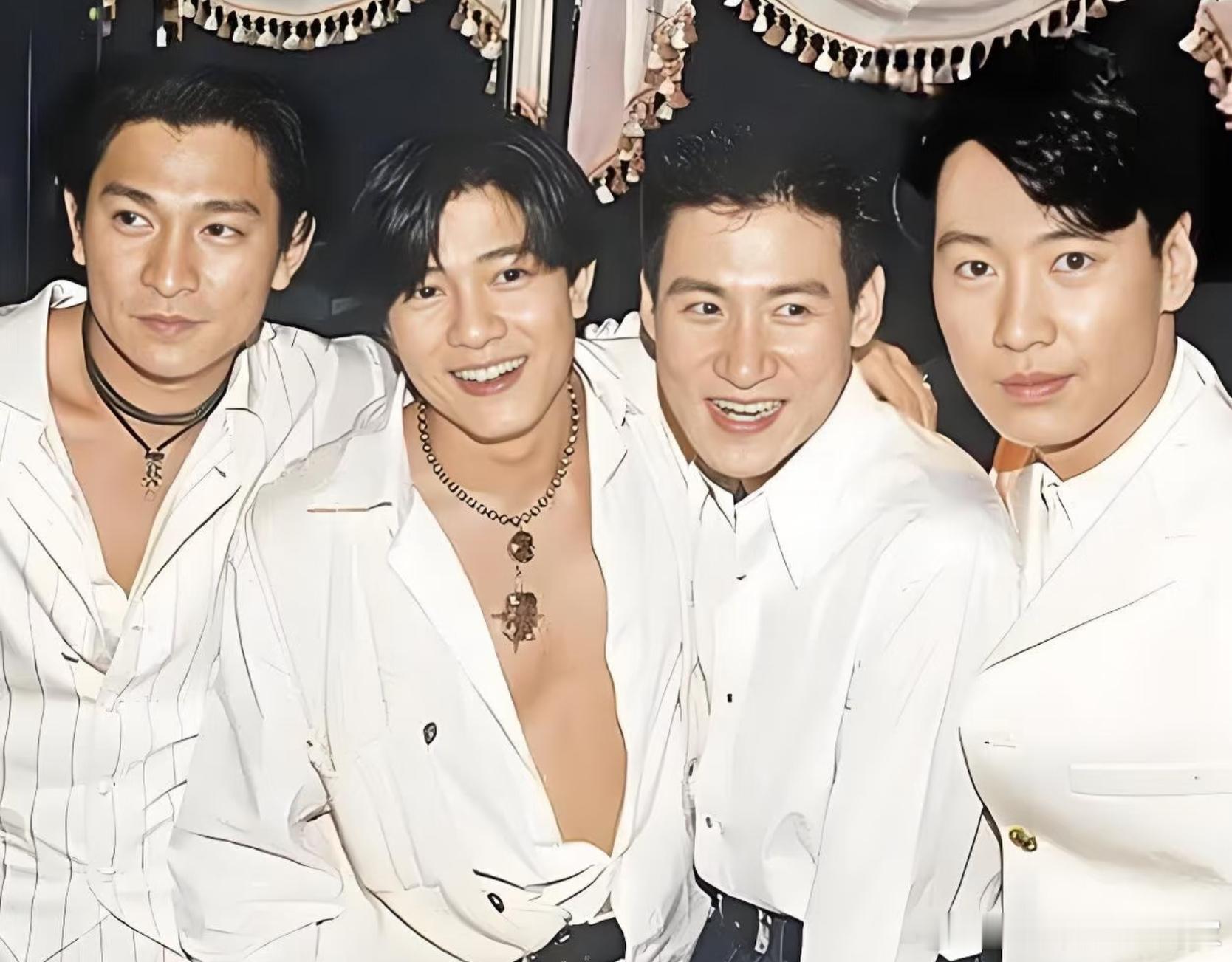 这些港星的状态是真好！真的看不出是60岁的人啊！早前63岁的吴镇宇和妈妈外出吃饭