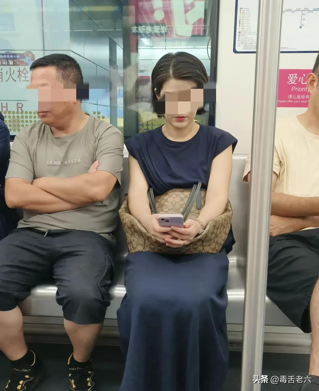 女人五十了又如何？ 刚在地铁上坐下来，这位姐姐的状态就惊艳了我！气质美女啊！精致