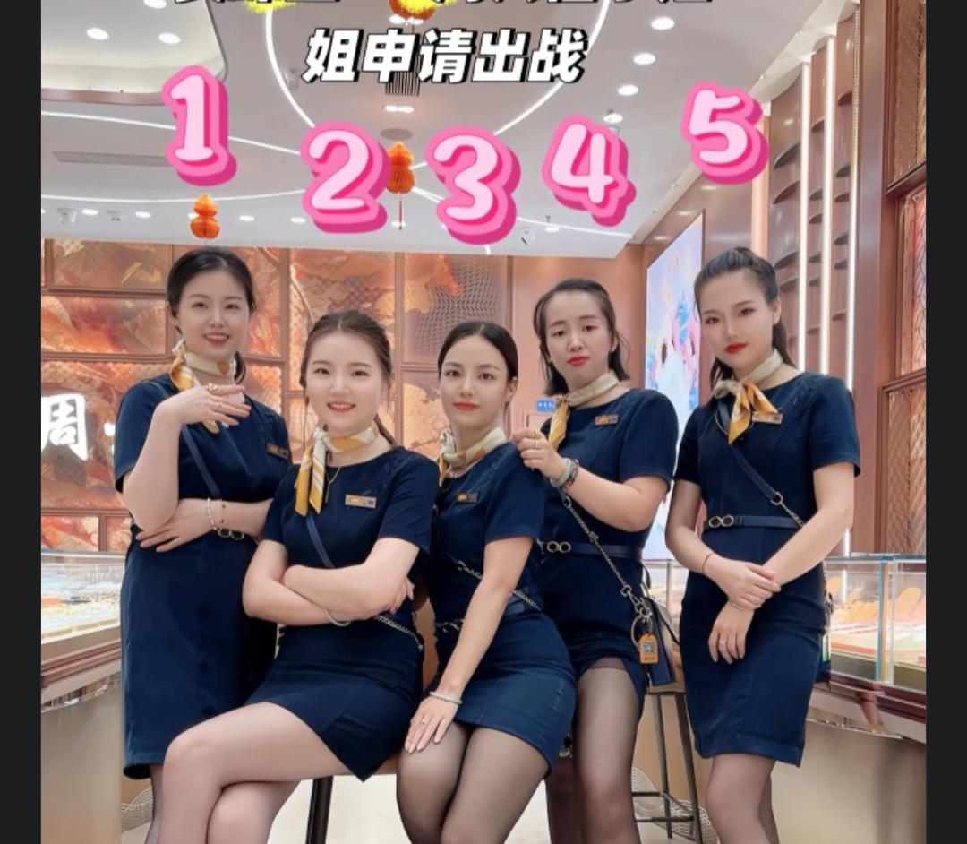 五位空姐在柜台前合影。
我想和1号牵手成功，
你喜欢和几号牵手？
机场空姐写真