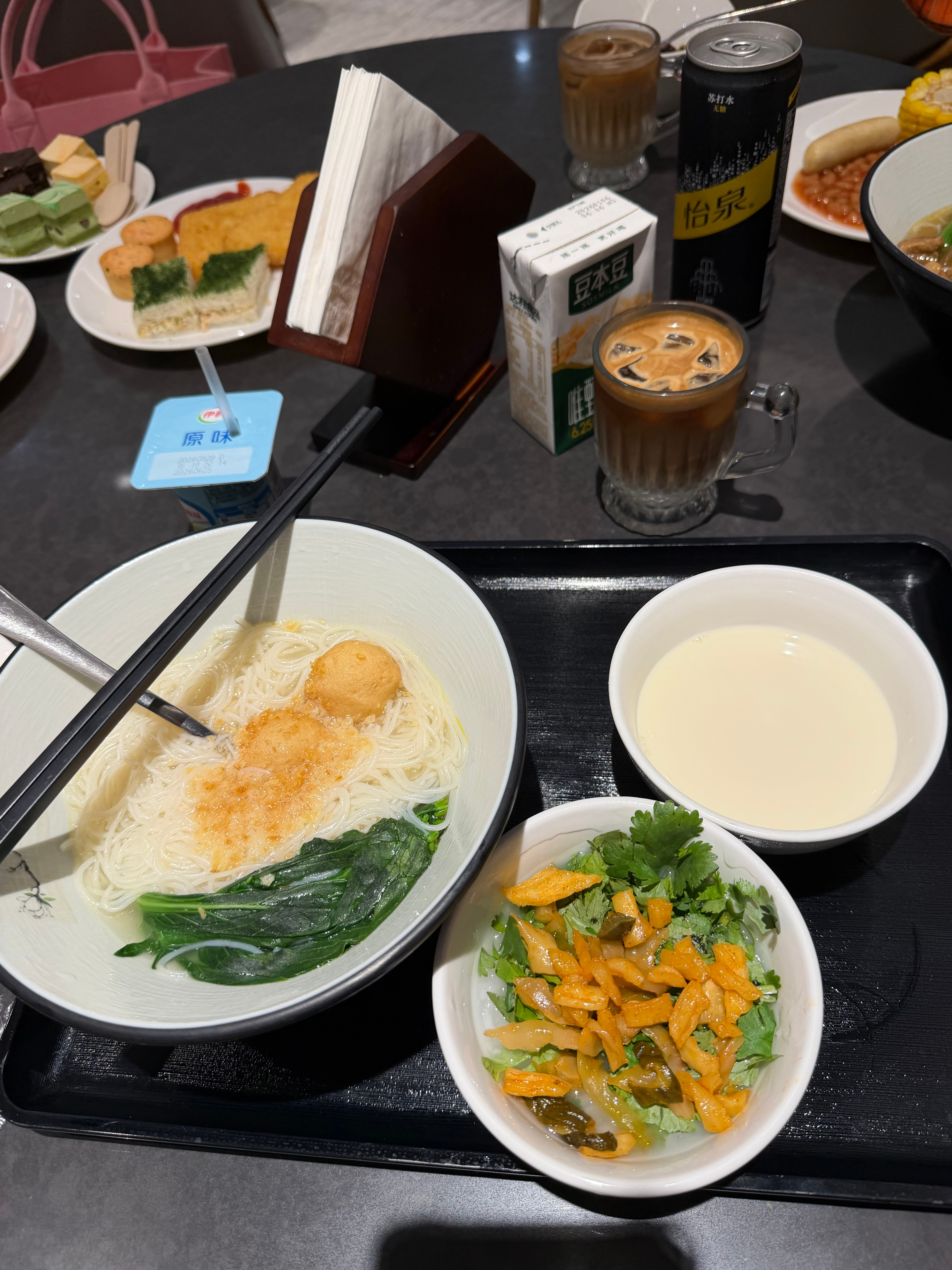 又是早机 也不知道昨晚睡没睡 宵夜和早餐一起吃吧 ✈️ 广州·广州白云国际机场