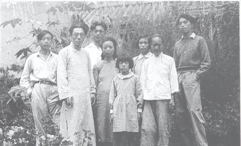 新婚之夜，闻一多为了不与新娘同房，不洗头、不洗澡、不刮胡子。

这事儿说起来可能