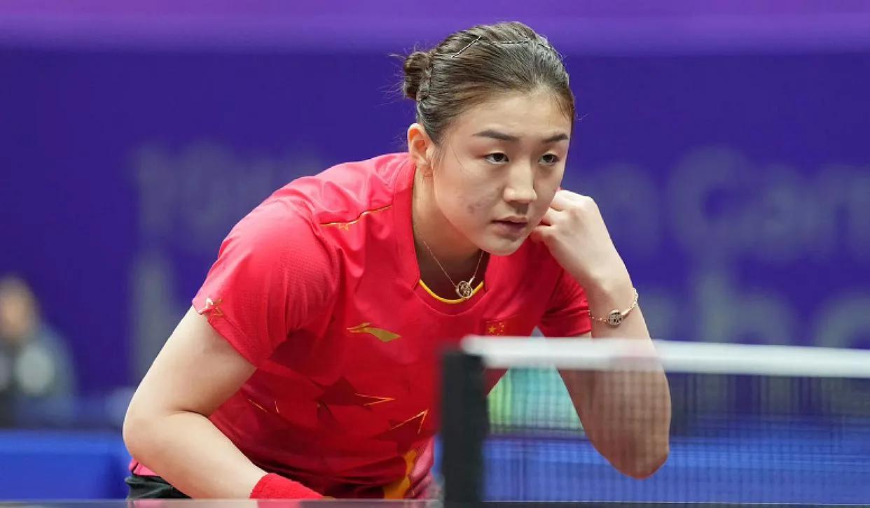 北京时间9月25日，杭州亚运会女团半决赛，中国女团以3-0横扫泰国队，晋级决赛；