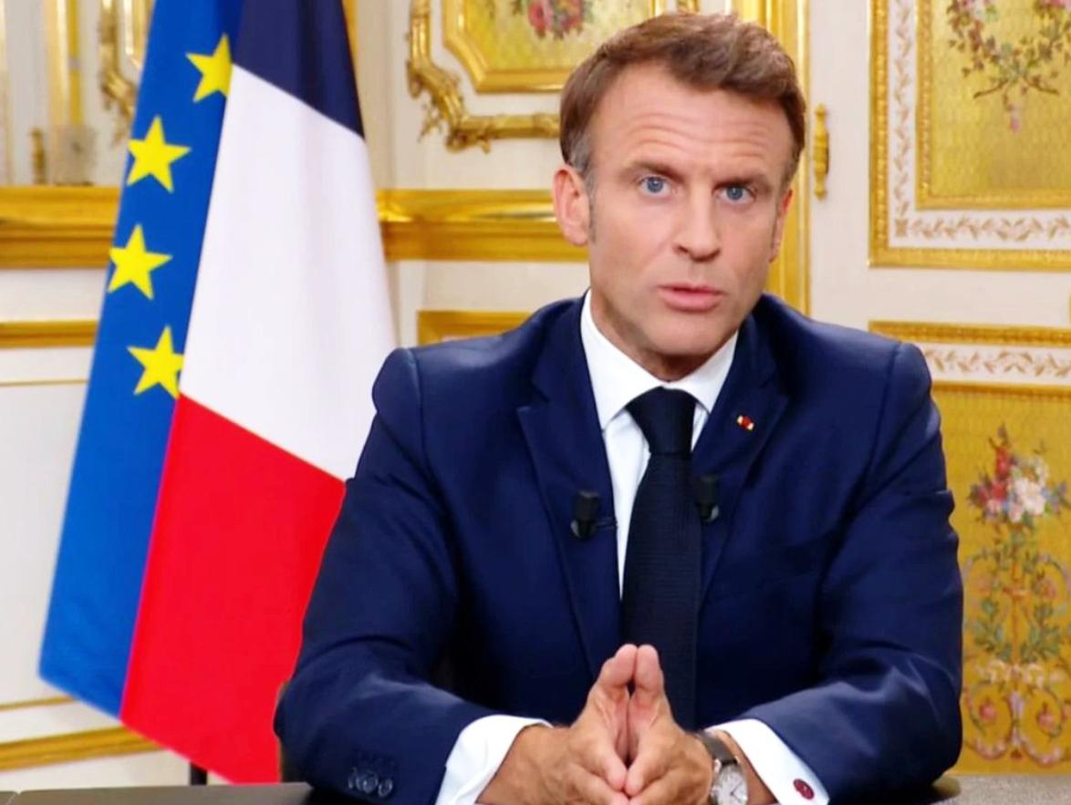 当地时间3月3日晚上，法国总统马克龙对着全国观众发表电视讲话，一开口就抛出了一个