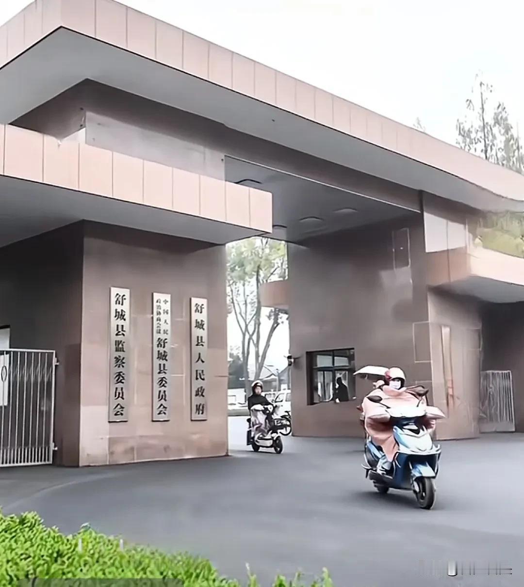 这个政府大院火了！群众出入比进小区还容易，没有保安阻拦，不设门禁。任何人可以进出