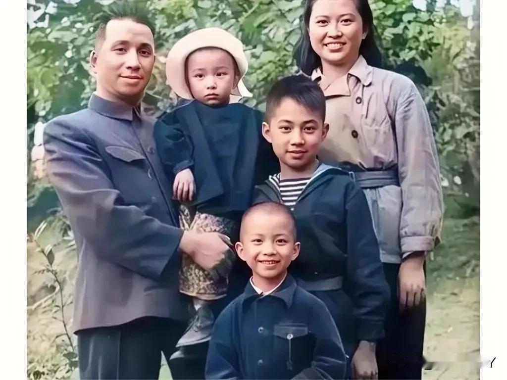 这张珍贵的全家福摄于上世纪50年代初的北京，这才是贾裕大将他们一家五口真实的相貌