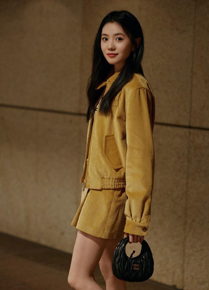 #刘浩存看MiuMiu大秀#刘浩存即将以 MiuMiu 品牌大使身份亮相巴黎秀场