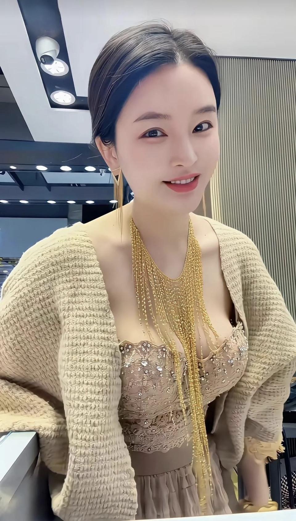 美女+滋补鸡汤：颜值、美食、情感三重氛围感深度解析

这张“精致美女炖滋补鸡汤”