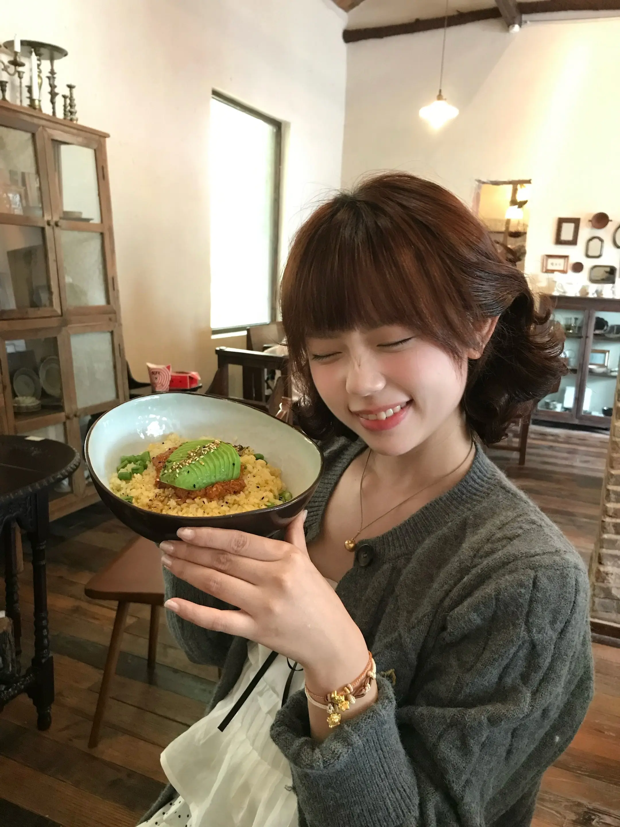 存一点吃饭拍照姿势。